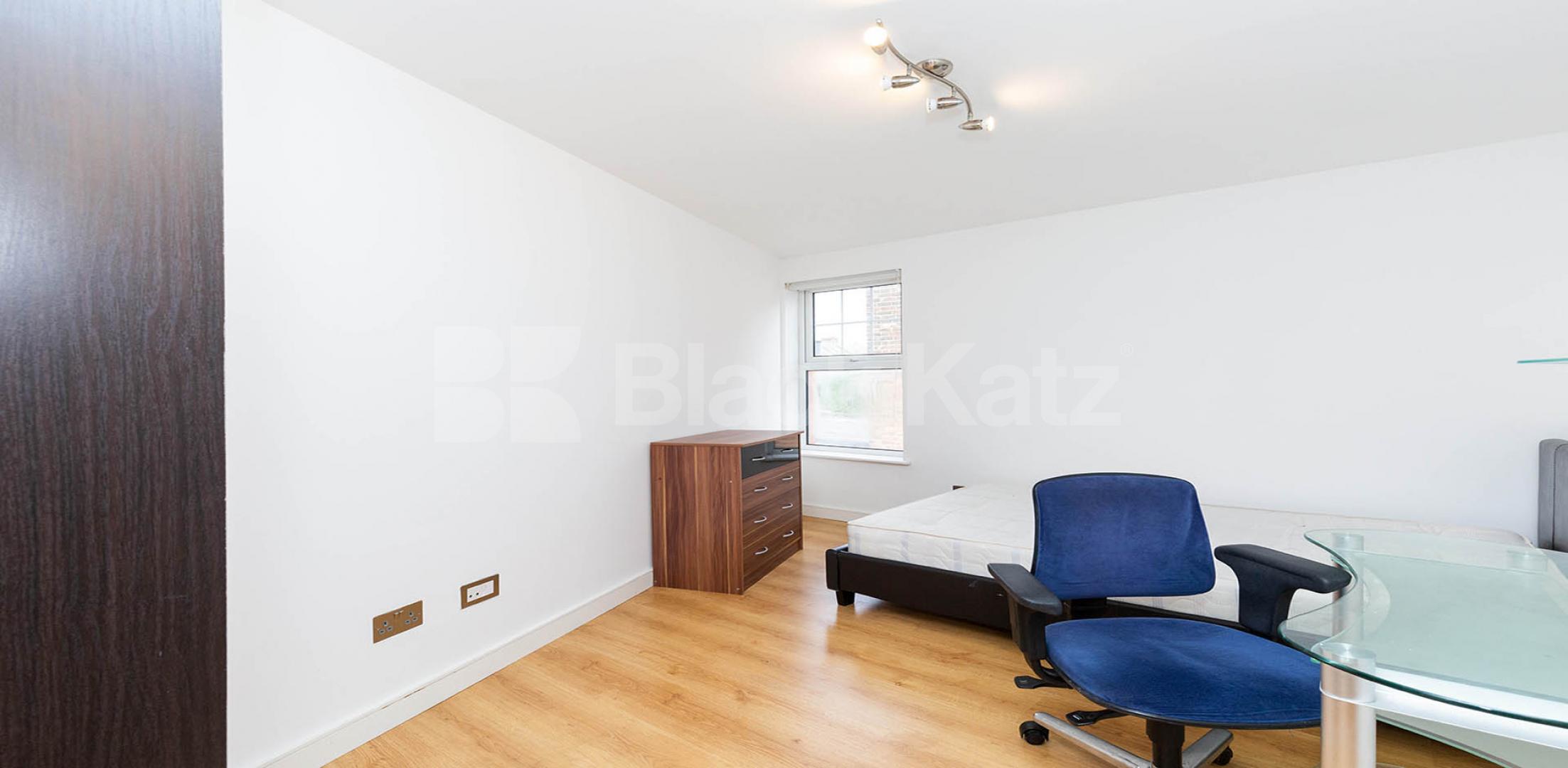 			4 Bedroom, 1 bath, 1 reception Flat			 Criterion Mews, UPPER HOLLOWAY 
